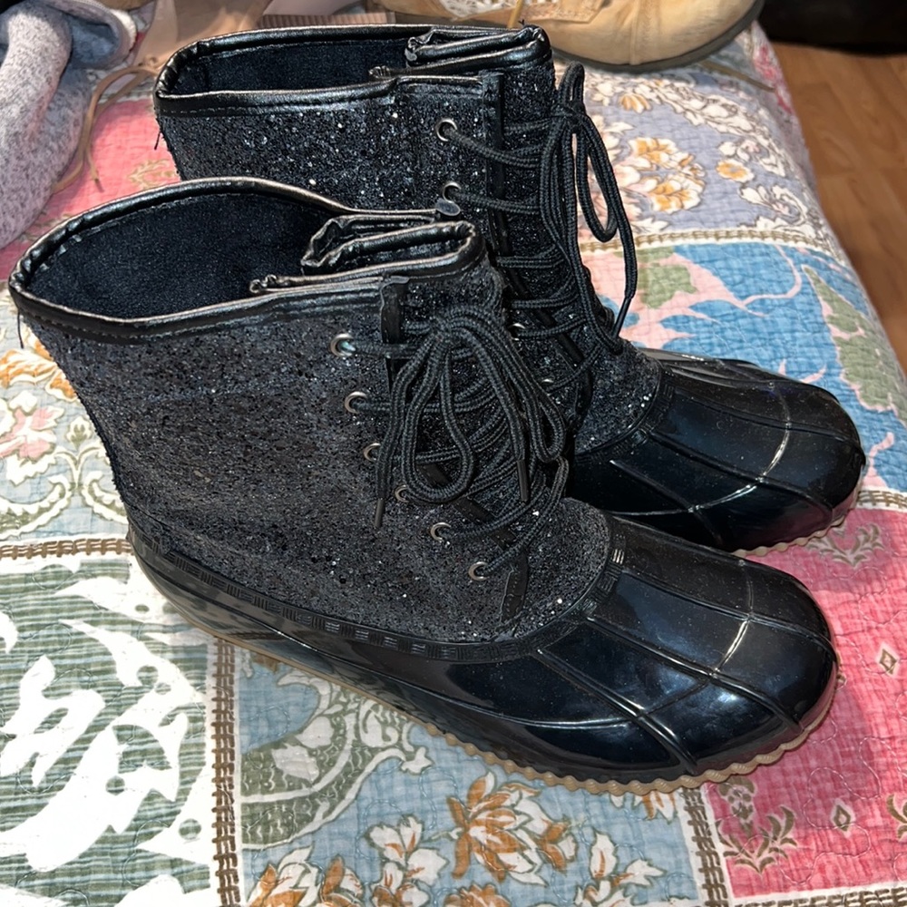 Black duck style boots